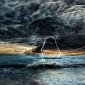 Tamni oblaci i oluja iznad mora