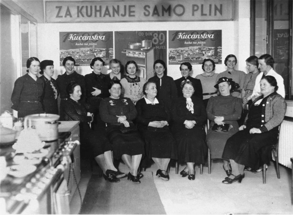 Žene na tečaju kuhanja | Author: United States Holocaust Memorial Museum