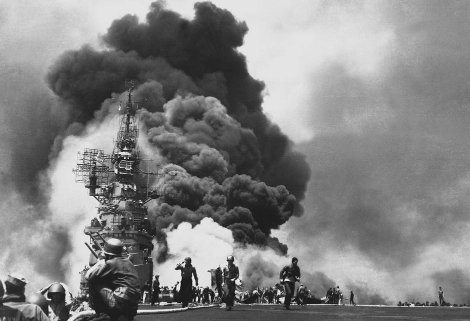 Napad kamikaza na USS Bunker Hill | Author: US Navy