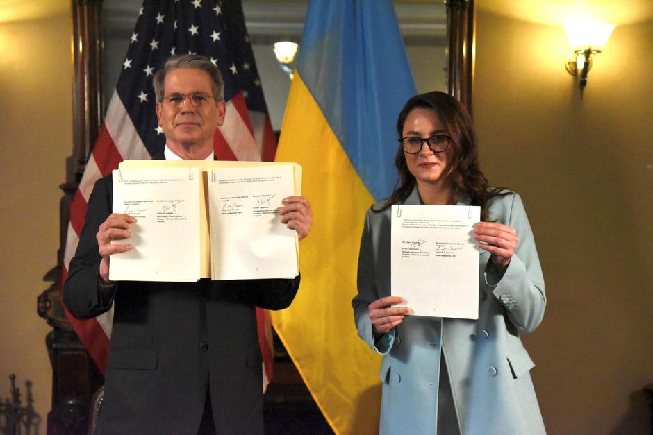 U.S. Treasury Secretary Bessent and Ukrainian First Deputy Prime Minister Svyrydenko sign a deal in Washington | Author: U.S. DEPARTMENT OF THE TREASURY