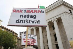 Članovi udruge Franak prosvjedovali ispred HNB-a i tražili ostavku guvernera Vujčića