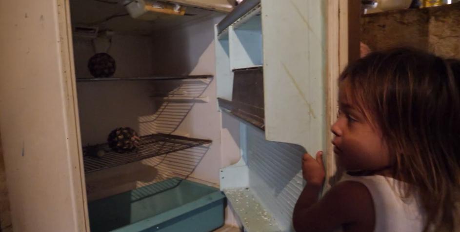 Jennifer pokazuje prazan hladnjak