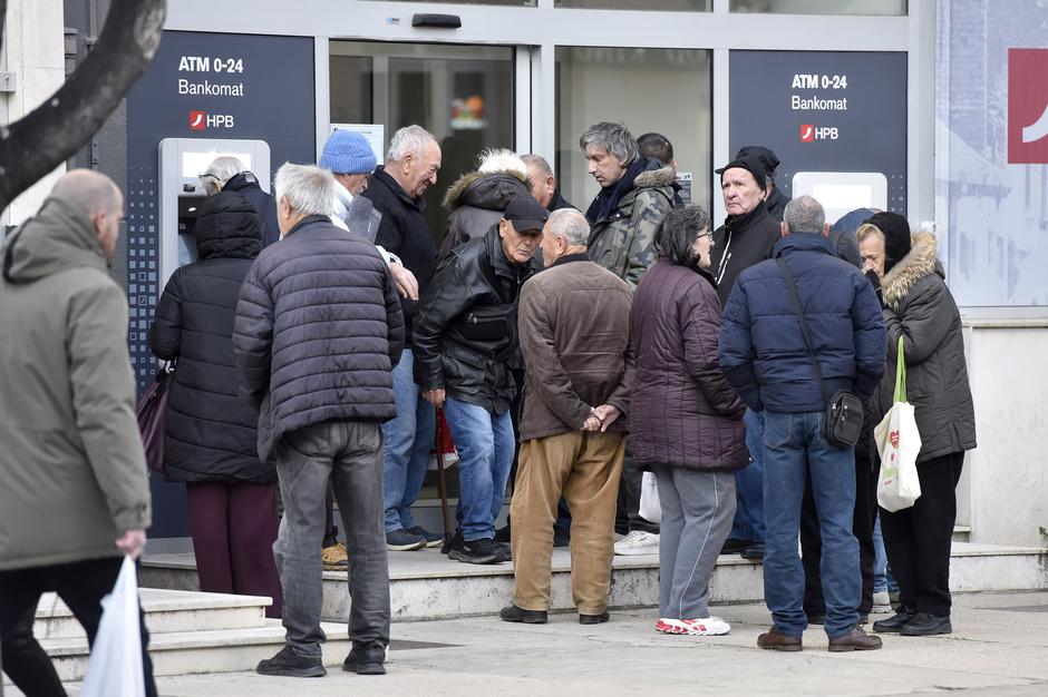 Šibenik: Gužve ispred banaka zbog podizanja mirovina | Author: Hrvoje Jelavic/PIXSELL