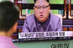 Muškarac u Sjevernoj Koreji gleda vijesti
