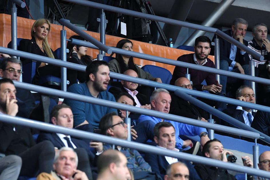 Zagreb: Emil Tedeschi mlađi u društvu supruge Nike i njenih kćeri pratio košarkašku utakmicu