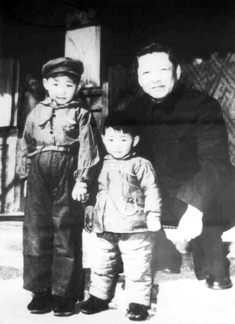 China: Xi Jinping (left, 1953 -) with his father Xi Zhongxun in 1958 | Author: Profimedia