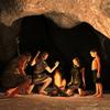 Neandertalci okupljeni oko vatre u špilji