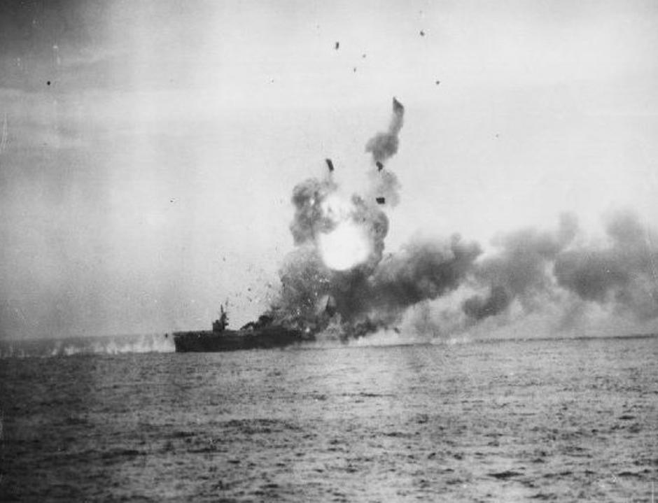 Napad kamikaza na američki ratni brod St Lo | Author: US Navy